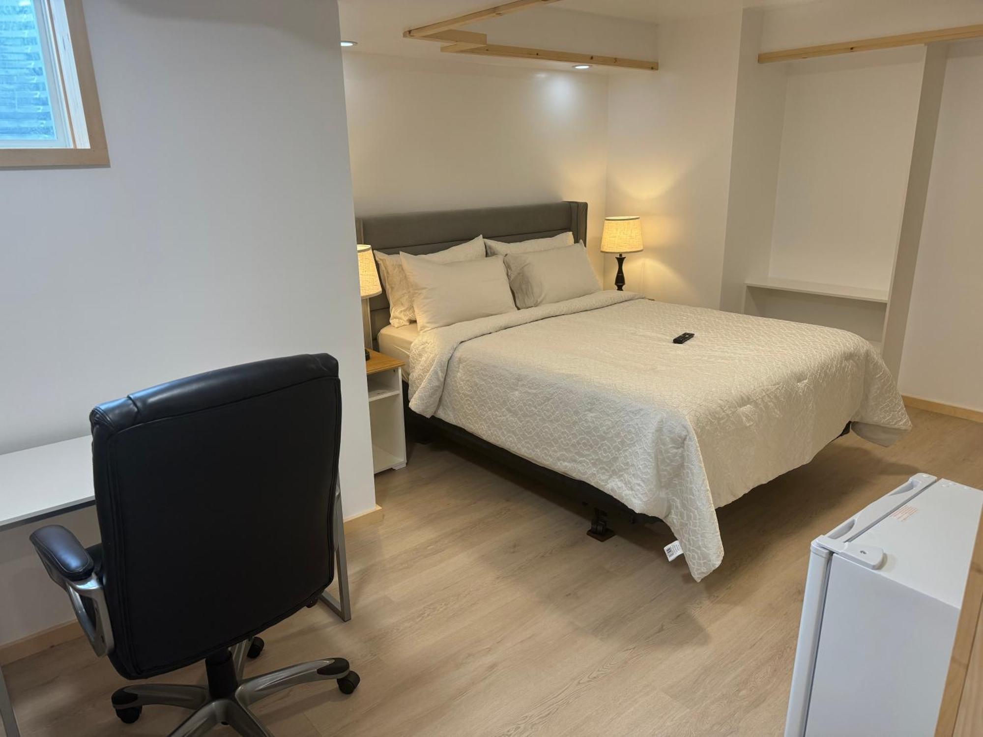 Private Entrance, Private Bathroom, Bedroom And Workspace Оттава Экстерьер фото