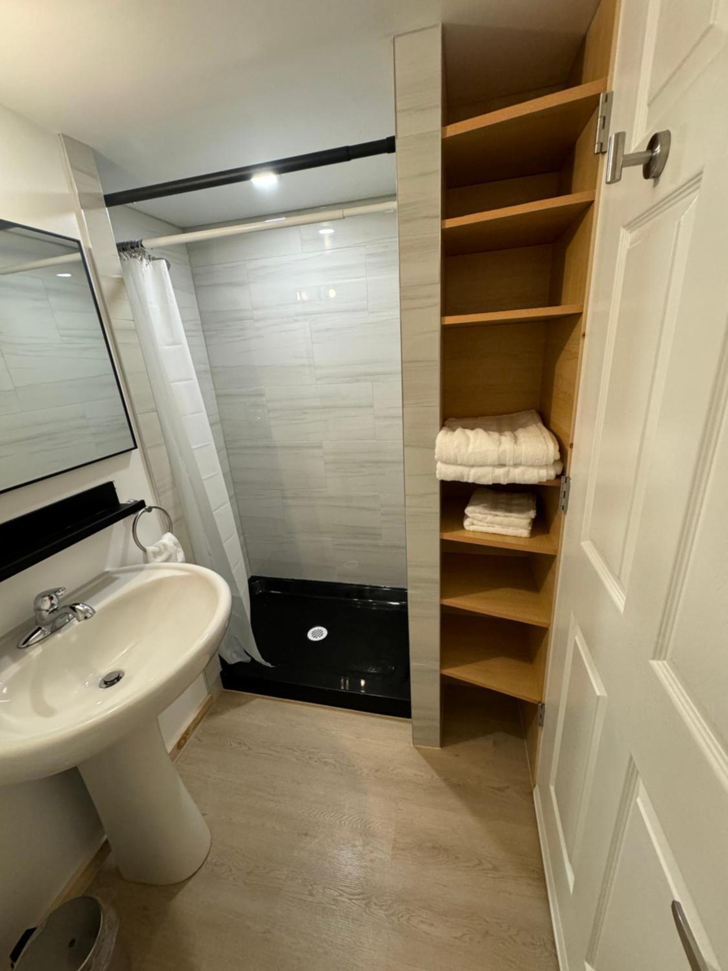 Private Entrance, Private Bathroom, Bedroom And Workspace Оттава Экстерьер фото